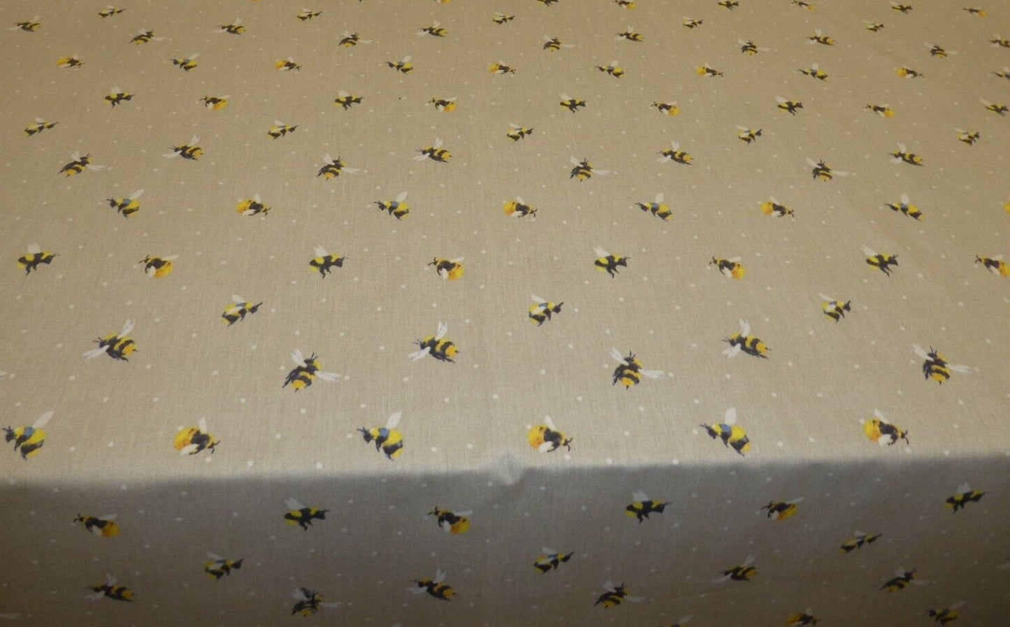 Honey Bee Tablecloth , Bumble Bee Tablecloth , Buzzy Bumblebee Insect Tablecloth, Round Tablecloth , Square Tablecloth , Tablecloth UK