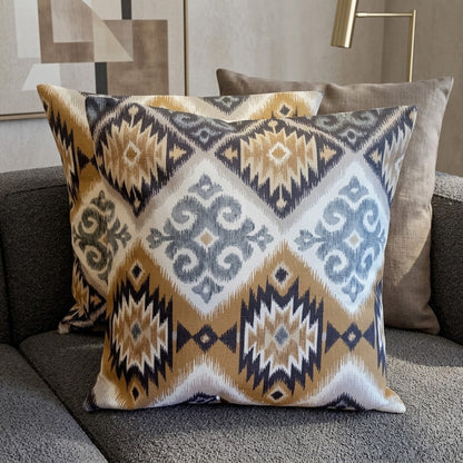 Kissenbezug im Navajo-Azteken-Stil mit geometrischem Muster, Tamarindenbraun und Beige, erhältlich in den Größen 25, 30, 35, 40, 43, 46, 46, 51, 56, 61 und 66 cm. Handgefertigt aus 100 % Baumwolle.