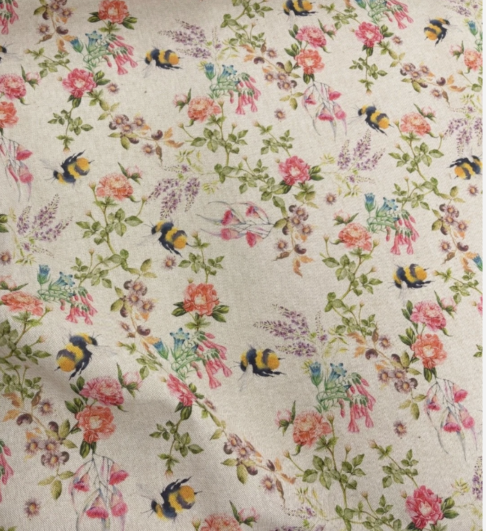 Tovaglia beige chiaro con fiori secchi