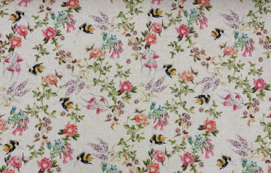 Tovaglia beige chiaro con fiori secchi
