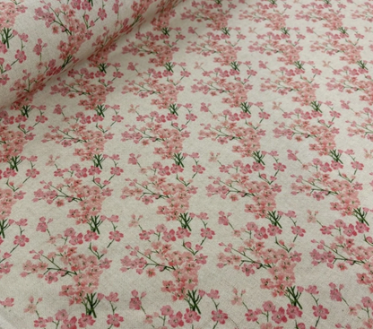 Tovaglia beige chiaro con fiori secchi