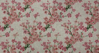 Tovaglia beige chiaro con fiori secchi