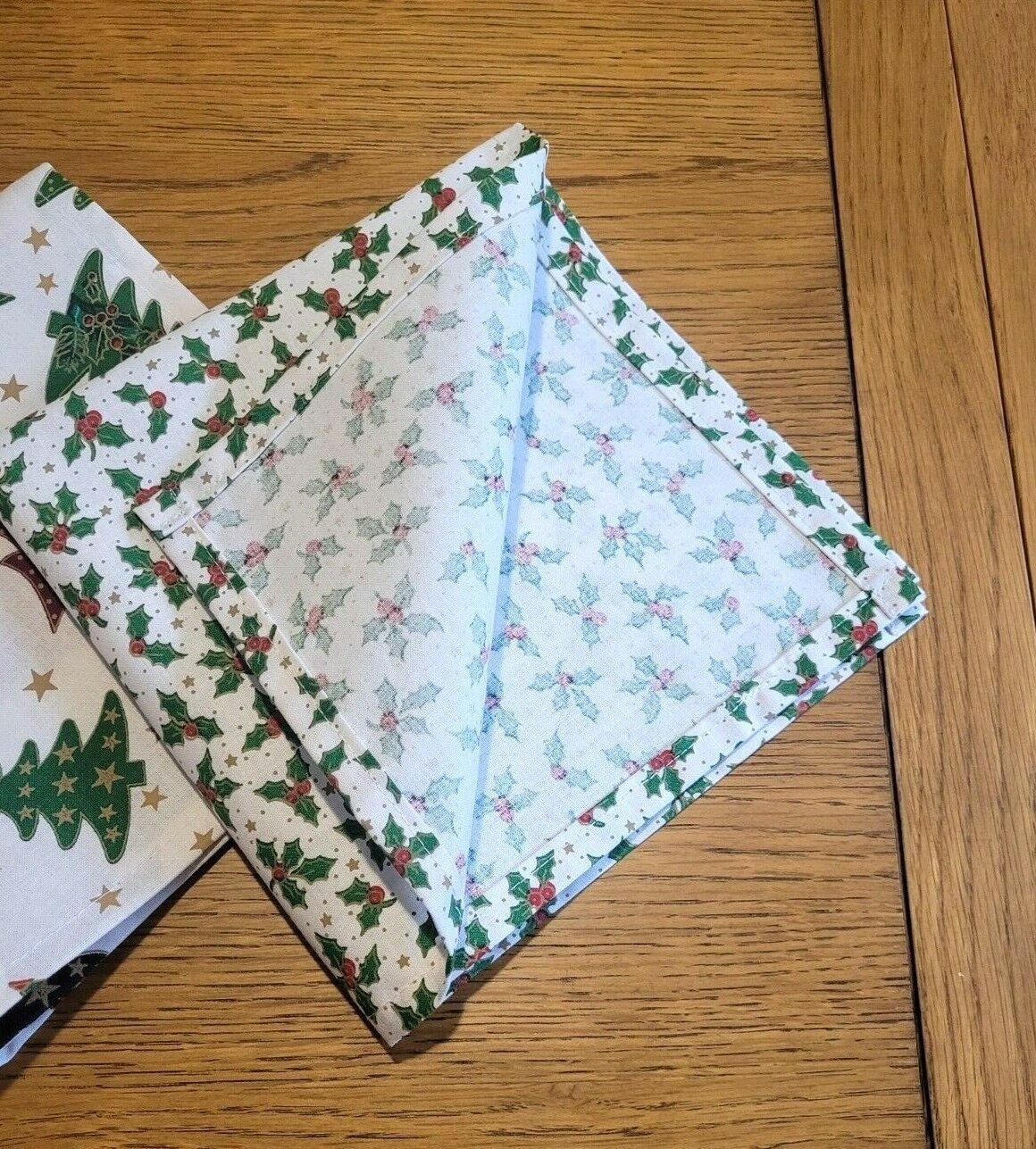 Christmas Napkins , Cloth Napkin , Christmas Tablecloth Green Red White Christmas Tree , Holly Design - CushionCoverAndDecor