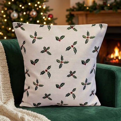 Sophie Allport Kissenbezug „Stechpalme und Beeren“