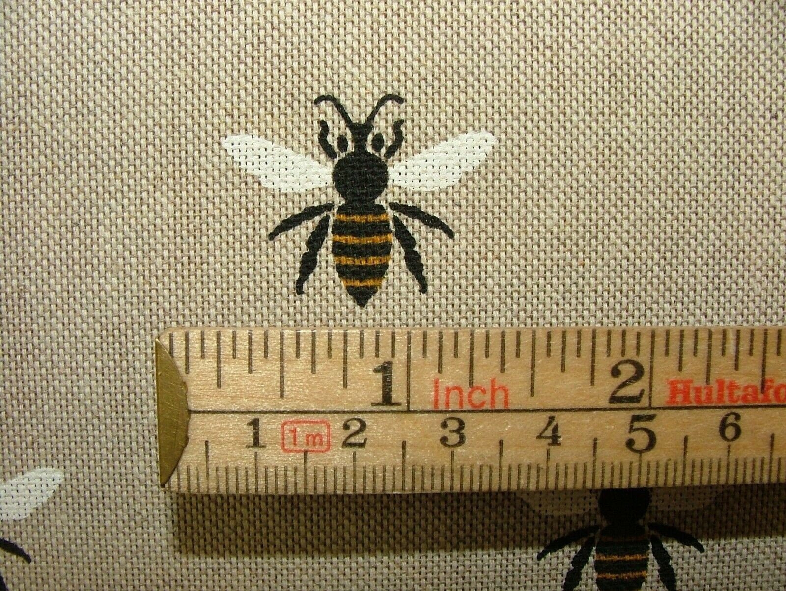 Honey Bee Tablecloth , Bumble Bee Tablecloth , Buzzy Bumblebee Insect Tablecloth, Round Tablecloth , Square Tablecloth , Tablecloth UK - CushionCoverAndDecor