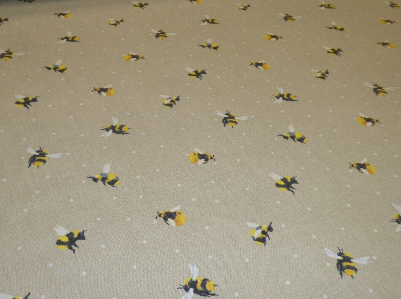 Honey Bee Tablecloth , Bumble Bee Tablecloth , Buzzy Bumblebee Insect Tablecloth, Round Tablecloth , Square Tablecloth , Tablecloth UK