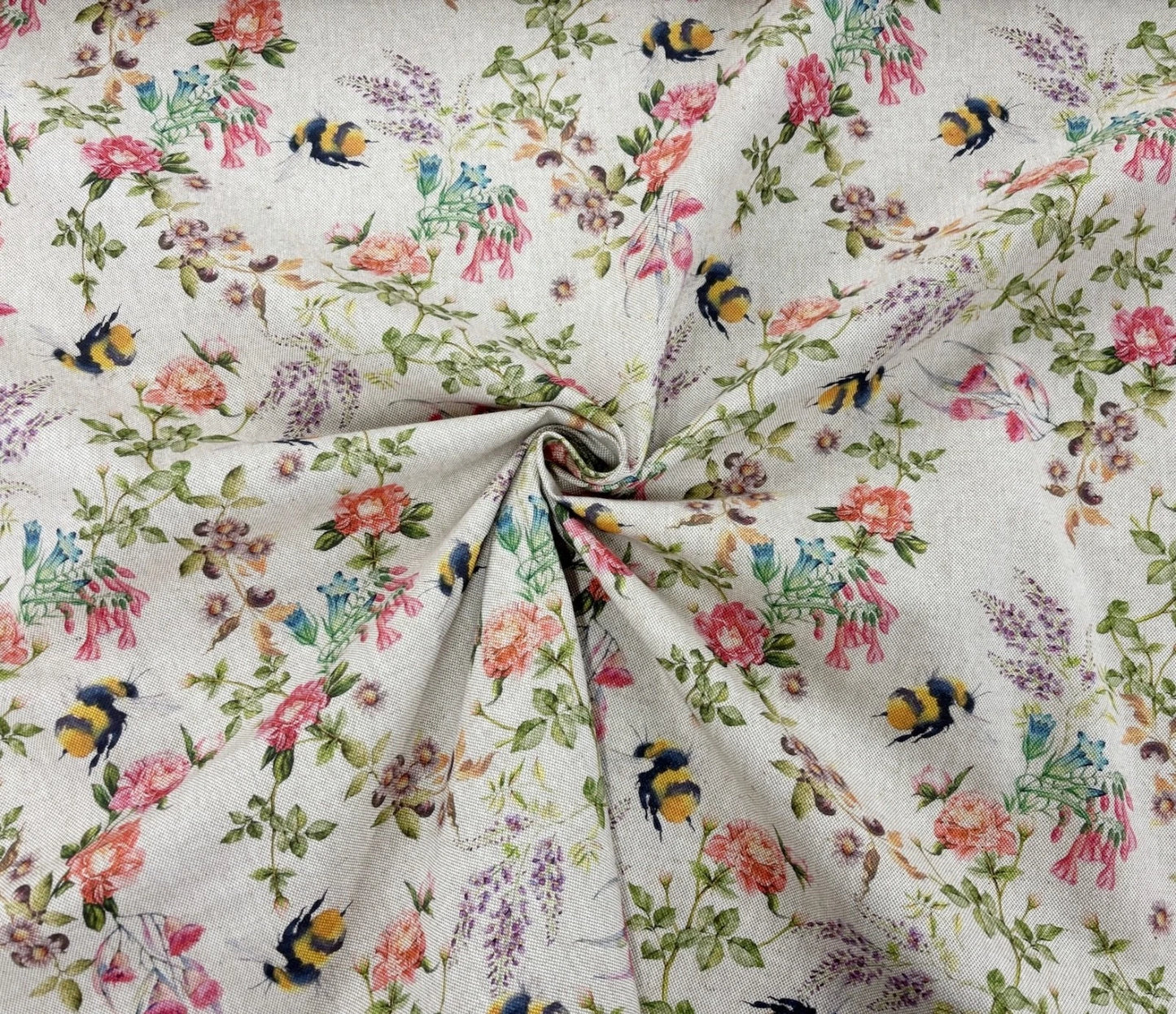 Tovaglia beige chiaro con fiori secchi