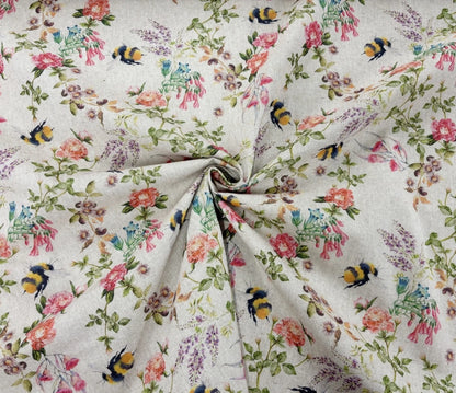 Tovaglia beige chiaro con fiori secchi