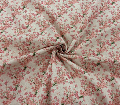 Tovaglia beige chiaro con fiori secchi