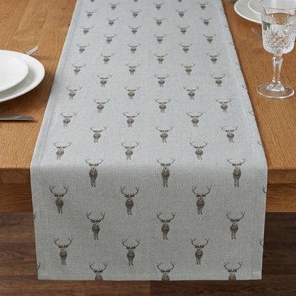 Sophie Allport Tischläufer „Highland Stag“