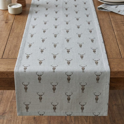Sophie Allport Tischläufer „Highland Stag“