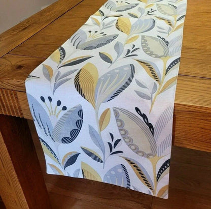 Tischläufer in Ocker, Gelb, Blau und Grau mit Granatapfelmuster, erhältlich in den Größen 36", 48", 54", 60", 64", 72", 84", 96" und 104", handgefertigt von ILiv, 100 % Baumwolle